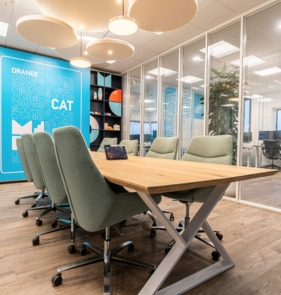 Conference room inrichten Project Orange Cat
