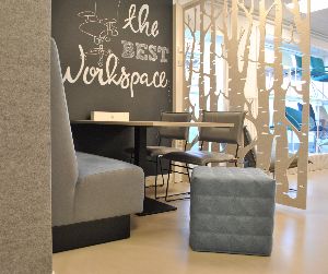 showroom-mvkantoor-kantoormeubilair-kantinemeubelen-bureaustoelen-proefzitten